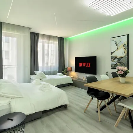 Santa Caterina - Netflix Garage Box P... 아파트